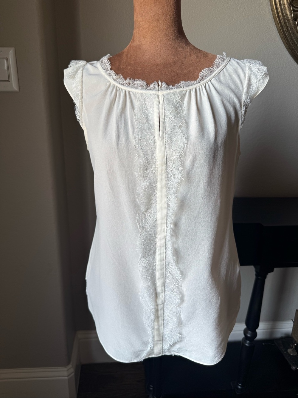 WHITE HOUSE BLACK MARKET 100% Silk Eyelash Lace Blouse XS Ivory Feminine